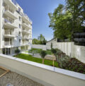 Moderne Wohnanlage mit Gartenansicht.