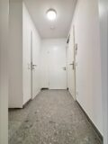 Heller Flur mit weißen Wänden