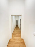 Heller Flur mit Holzfußboden
